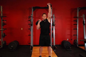 Press alterno con kettlebell: posición final
