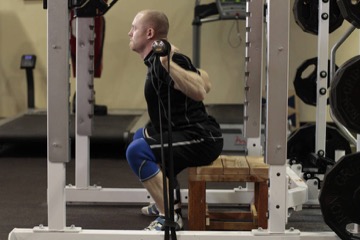 Box Squat with Bands: posición final