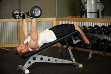 Decline Close-Grip Bench To Skull Crusher: posición inicial