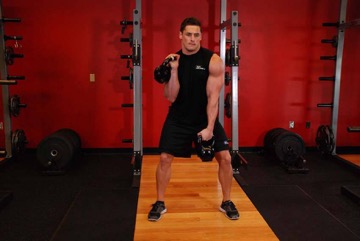 Double Kettlebell Alternating Hang Clean: posición final