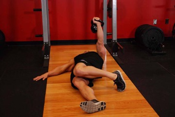 Extended Range One-Arm Kettlebell Floor Press: posición final