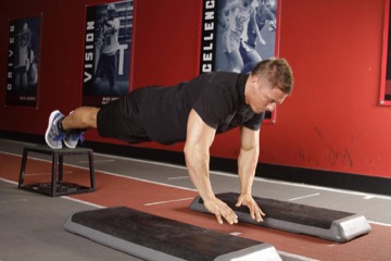 Incline Push-Up Depth Jump: posición final