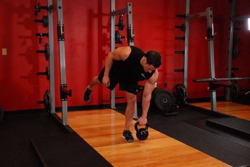 Peso muerto con kettlebell: posición final