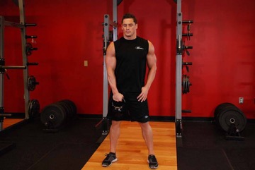 One-Arm Kettlebell Clean: posición inicial