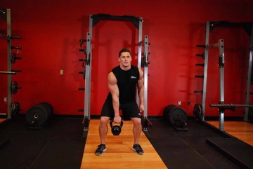 Cargada y envión a una mano con kettlebell: posición inicial