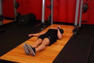 One-Arm Kettlebell Floor Press: posición inicial