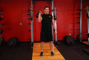 One-Arm Kettlebell Split Jerk: posición inicial