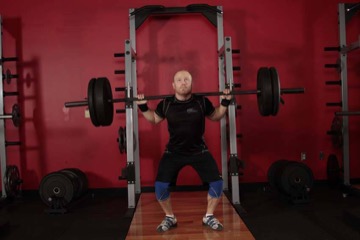Push press tras nuca con barra: posición final