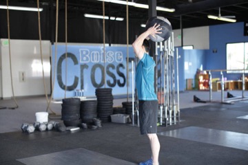 Standing Two-Arm Overhead Throw: posición final