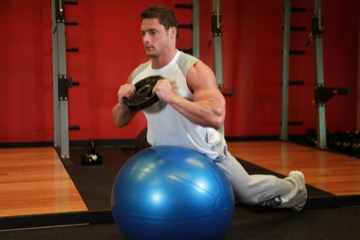 Hiperextensión con peso con fitball: posición final